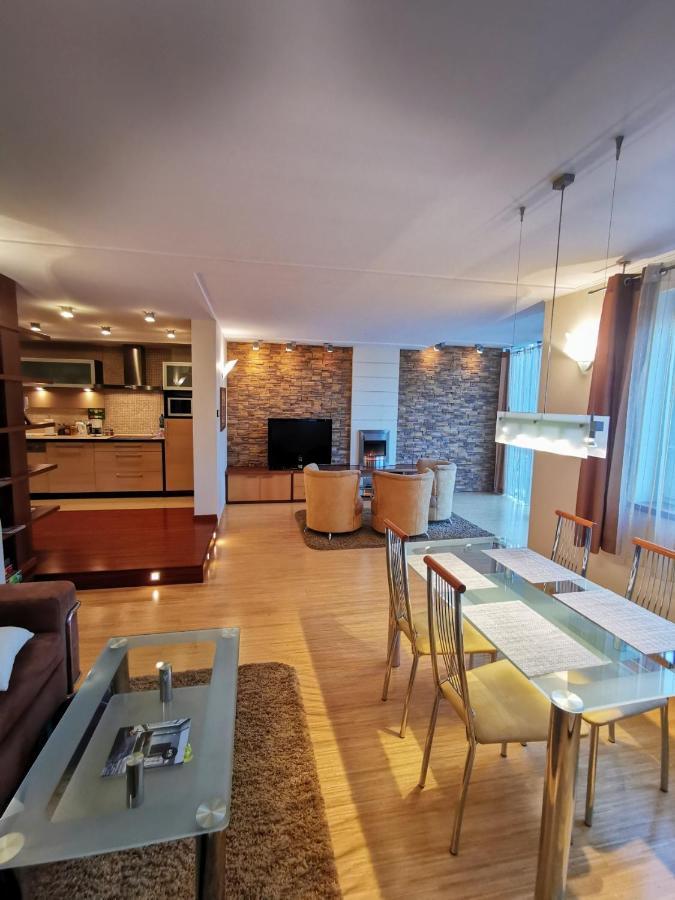 Uroczy Apartament Przy Deptaku Z Parkingiem. Polanica-Zdrój Kültér fotó