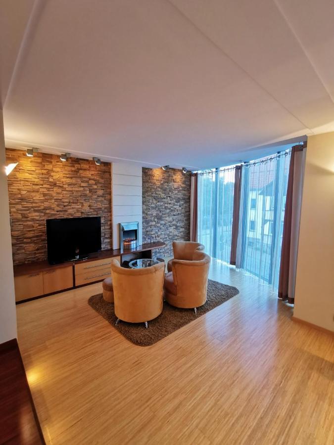 Uroczy Apartament Przy Deptaku Z Parkingiem. Polanica-Zdrój Kültér fotó