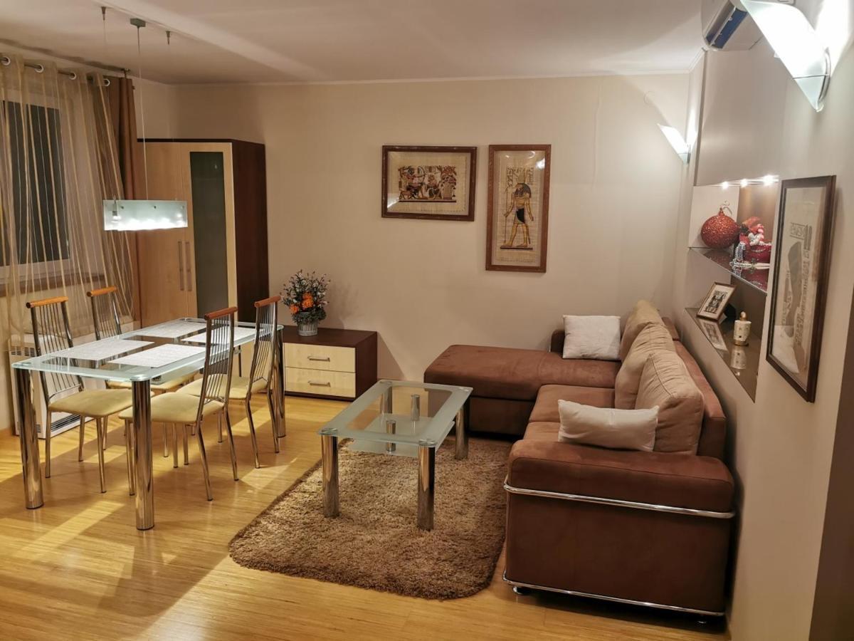 Uroczy Apartament Przy Deptaku Z Parkingiem. Polanica-Zdrój Kültér fotó