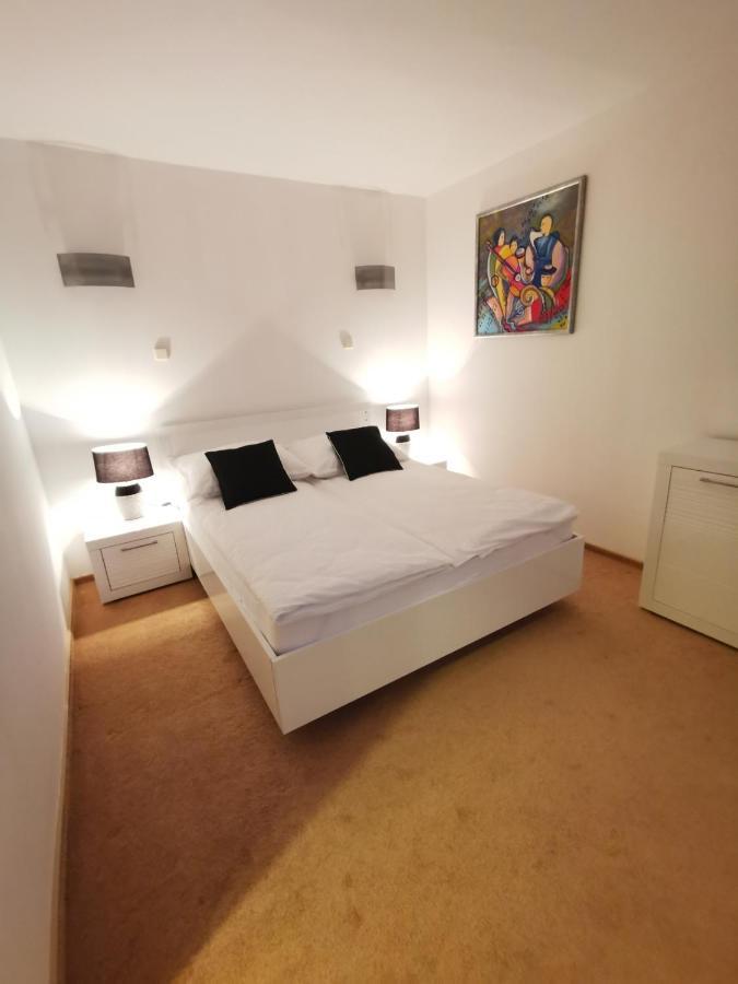 Uroczy Apartament Przy Deptaku Z Parkingiem. Polanica-Zdrój Kültér fotó