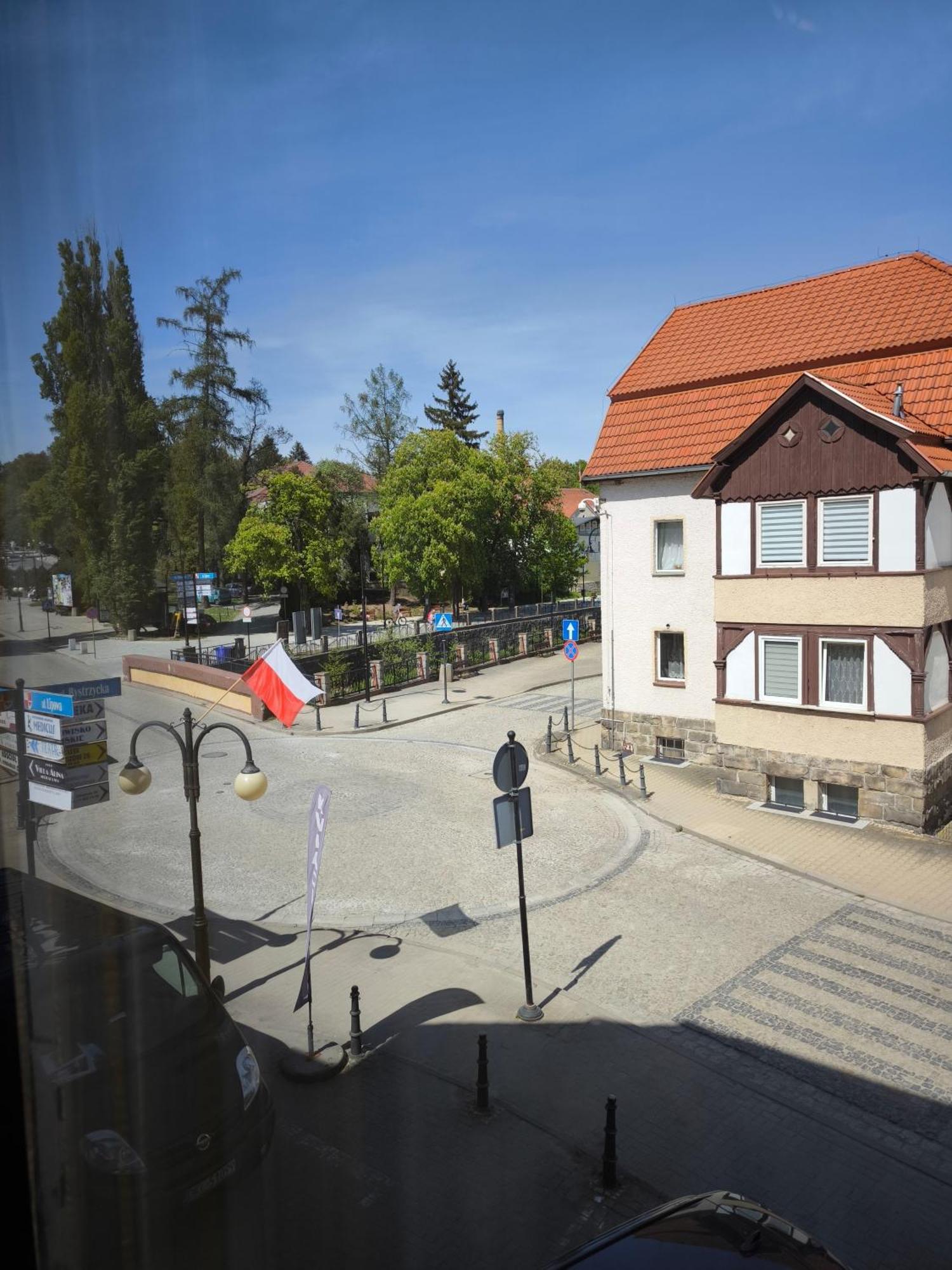 Uroczy Apartament Przy Deptaku Z Parkingiem. Polanica-Zdrój Kültér fotó